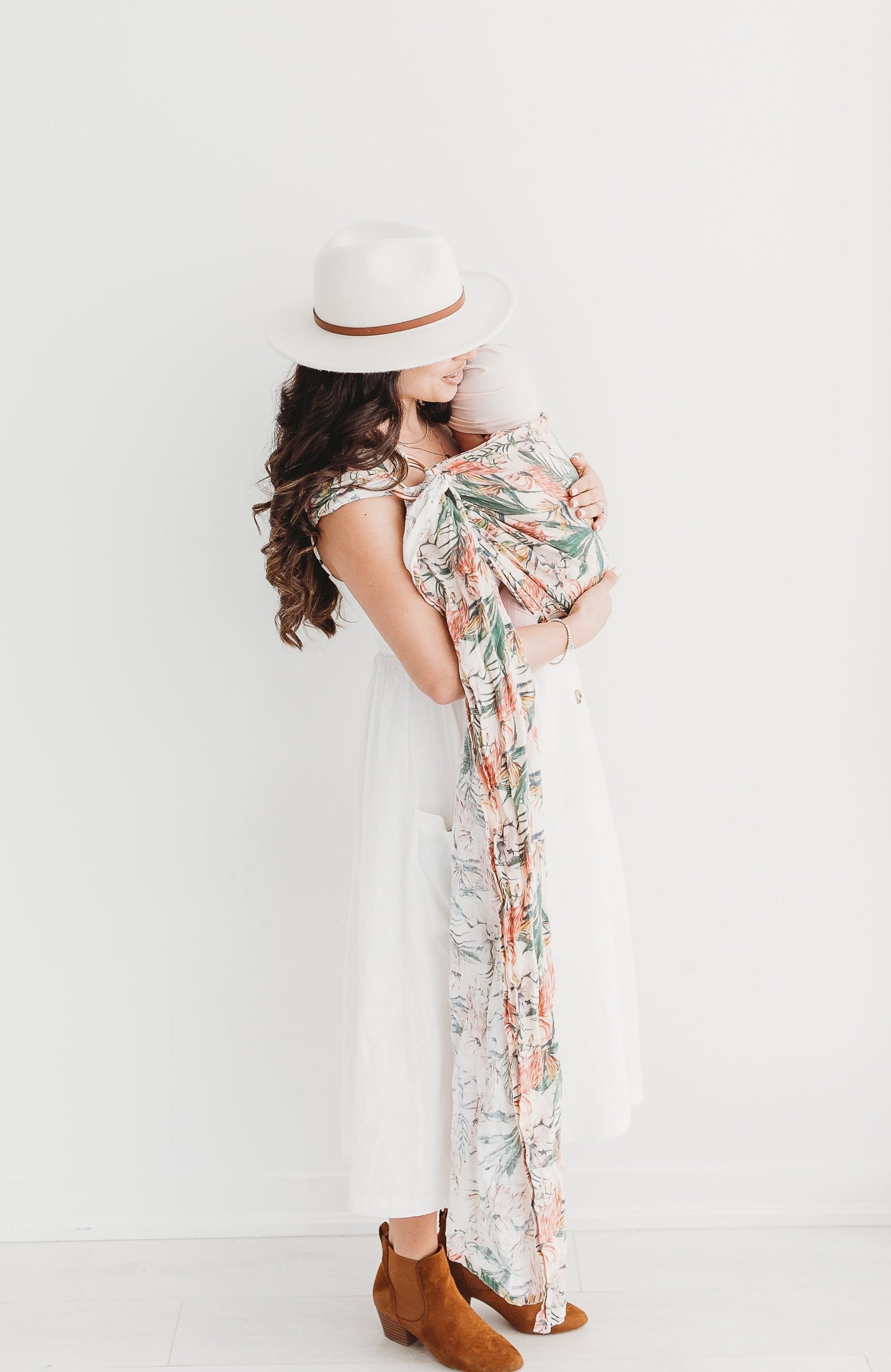 Fashionable hand made linen ring slings. Tropical luxury ring slings, baby slings, and baby carriers made in Toronto for babywearing.