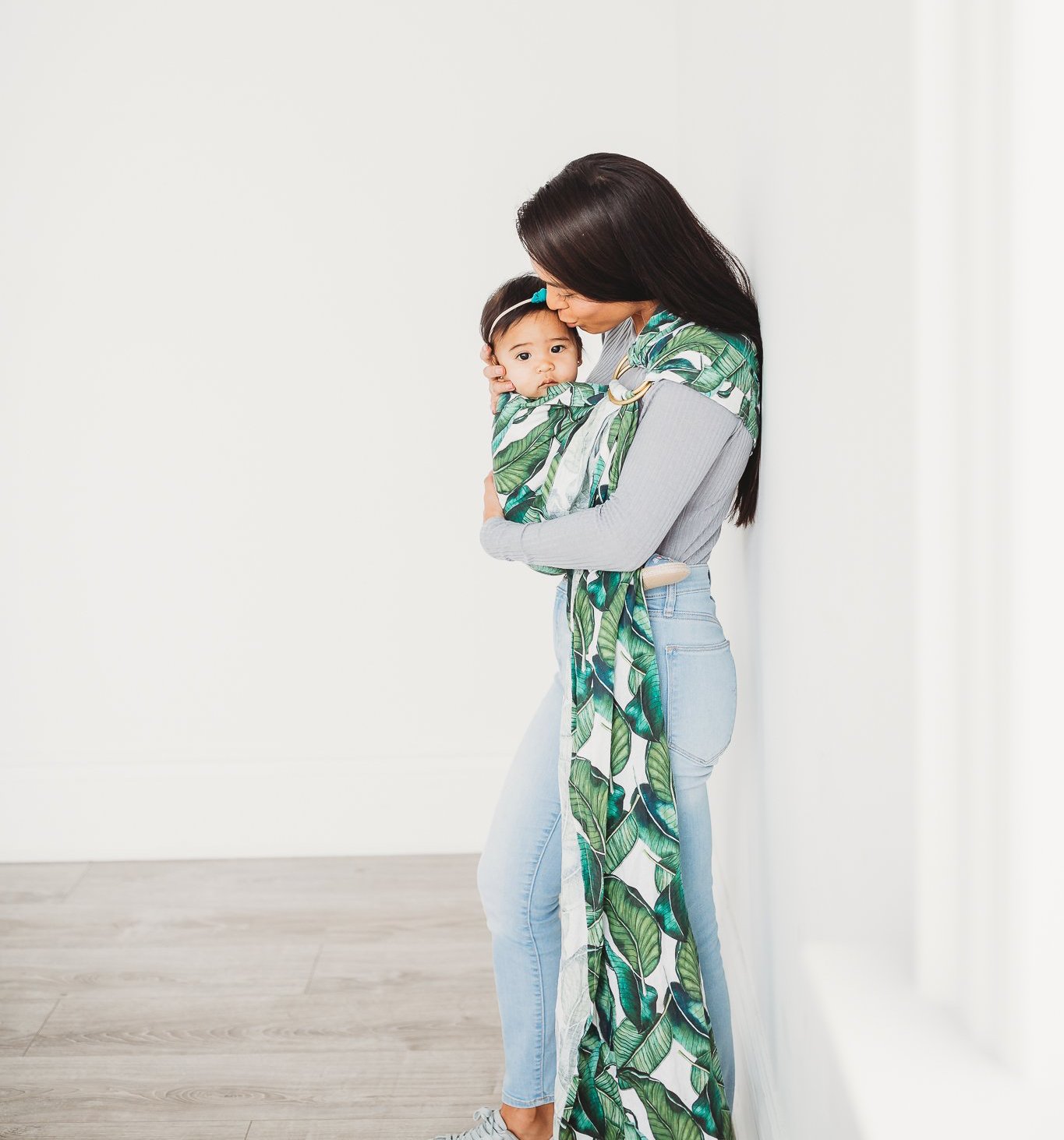 Banana leaf tropically printed linen ring slings.  Babycarriers handmade in Toronto, Canada for stylish babywearing moms. 