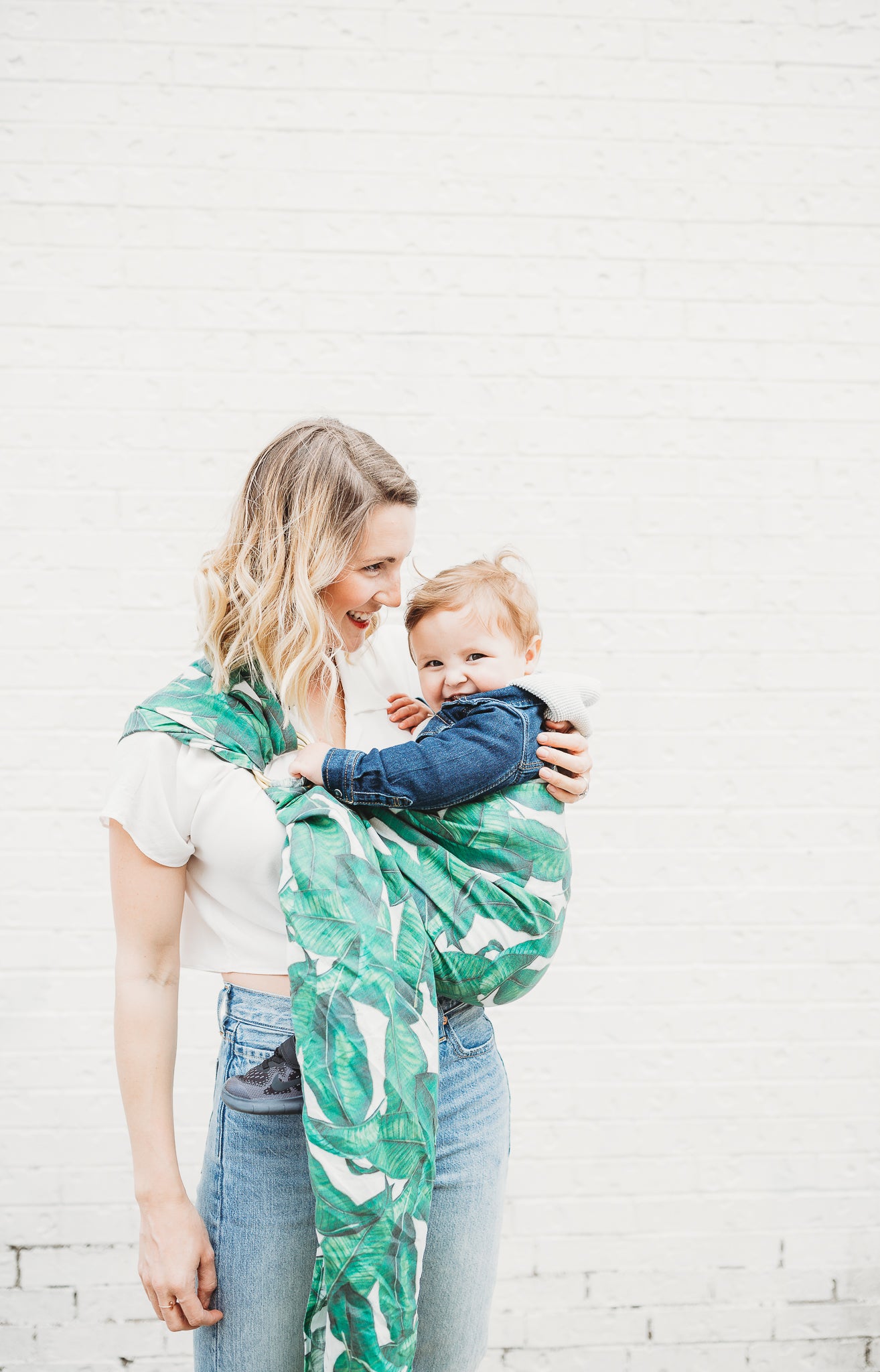 Fashionable hand made in Toronto linen ring slings. Baby carriers and baby slings made in Canada. Fun Tropical printed linen slings. Mom wearing her baby in a sling, happy baby. 